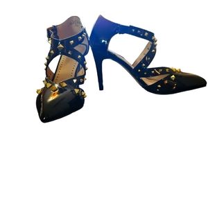 SEXY NWOT Adrienne Vittadini black studded pumps